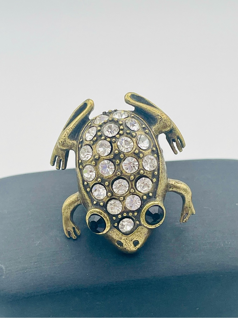 Vintage Rhinestone Crystal Frog Stretch Ring in Antique Gold. Size 8